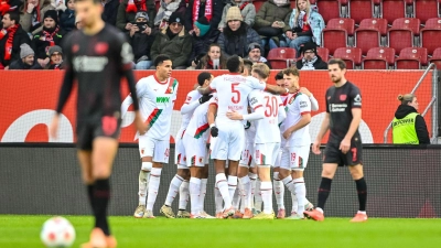 Glückliche Augsburger nach der Führung von Dimitrios Giannoulis. (Foto: Harry Langer/dpa)