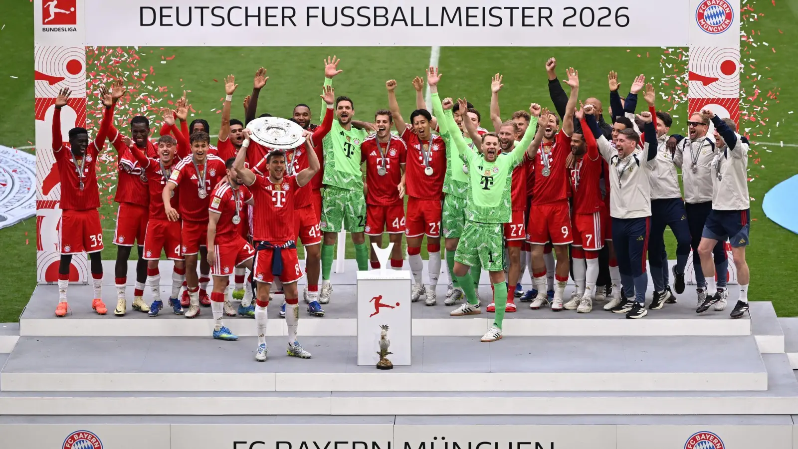 Die Bayern feiern mit der Meisterschale, die Leon Goretzka in Händen hält. (Foto: Sven Hoppe/dpa)