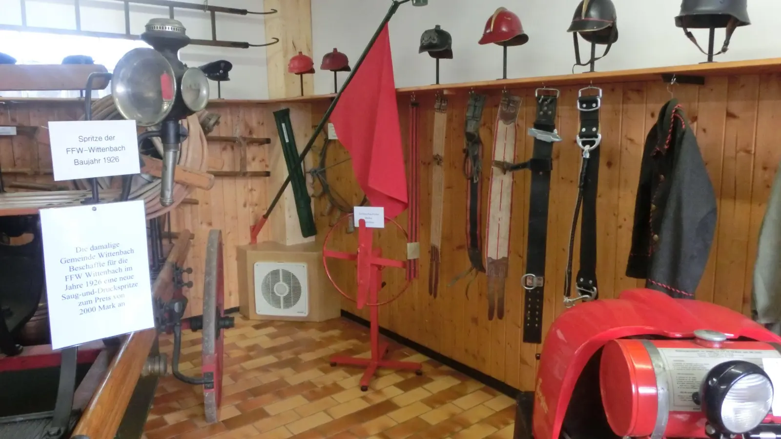 Einen Blick in die Feuerwehrgeschichte gewährt das kleine Gerätehaus- Museum in Wittenbach. (Foto: Roland Betzler)