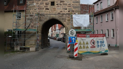 Noch konzentrieren sich die Altstadtsanierungsarbeiten auf den Torturm; in wenigen Wochen soll dann mit der Straße begonnen werden. (Foto: Andreas Reum)