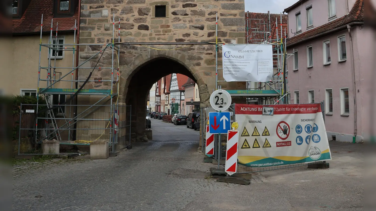 Noch konzentrieren sich die Altstadtsanierungsarbeiten auf den Torturm; in wenigen Wochen soll dann mit der Straße begonnen werden. (Foto: Andreas Reum)