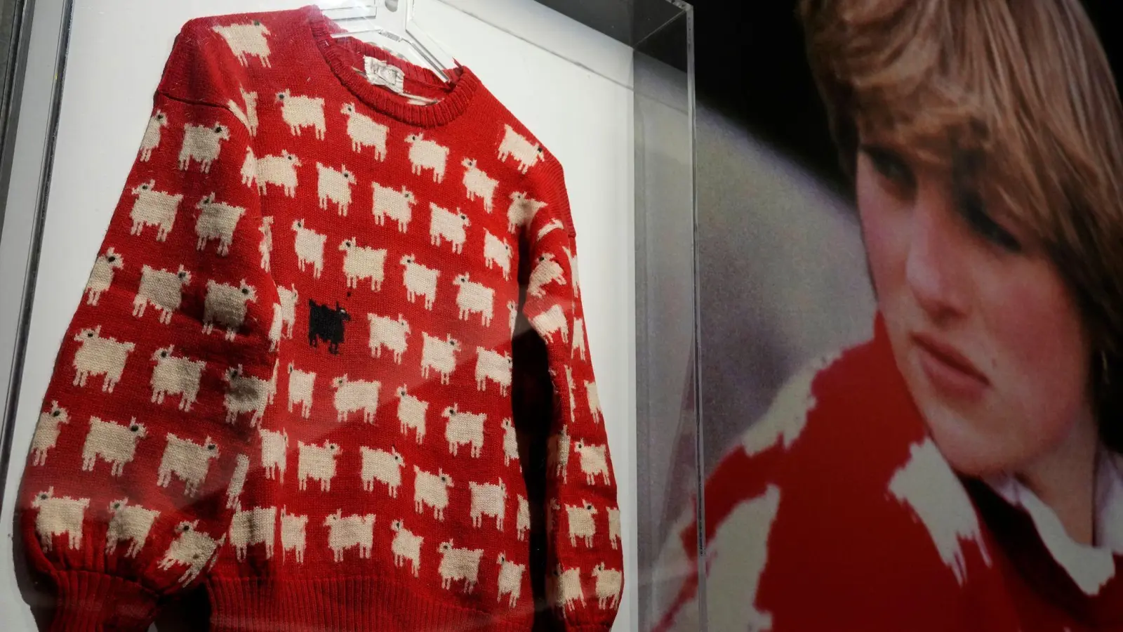 Der Pullover von Prinzessin Diana im Auktionshaus Sotheby&#39;s. (Foto: Frank Augstein/AP)