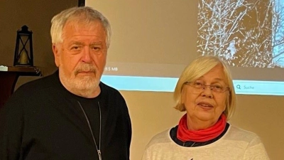 Hermann Bertlein (links) und GUBS-Vorsitzende Gertraud Nöth beim Vortrag über die steinernen Zeugen in Weigenheim. (Foto: Edeltraud Schmidt)