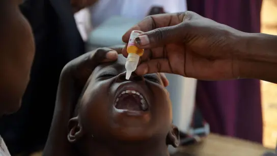 Ein Kind erhält einen Impfstoff gegen Polio. (Foto: Nicholas Kajoba/XinHua/dpa)