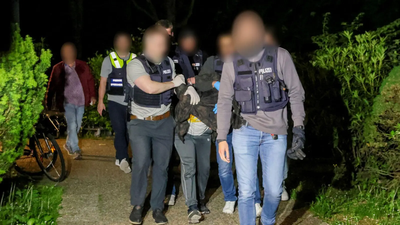 Der Verdächtige unmittelbar nach seiner Festnahme. (Archivbild) (Foto: Tim Oelbermann/dpa)