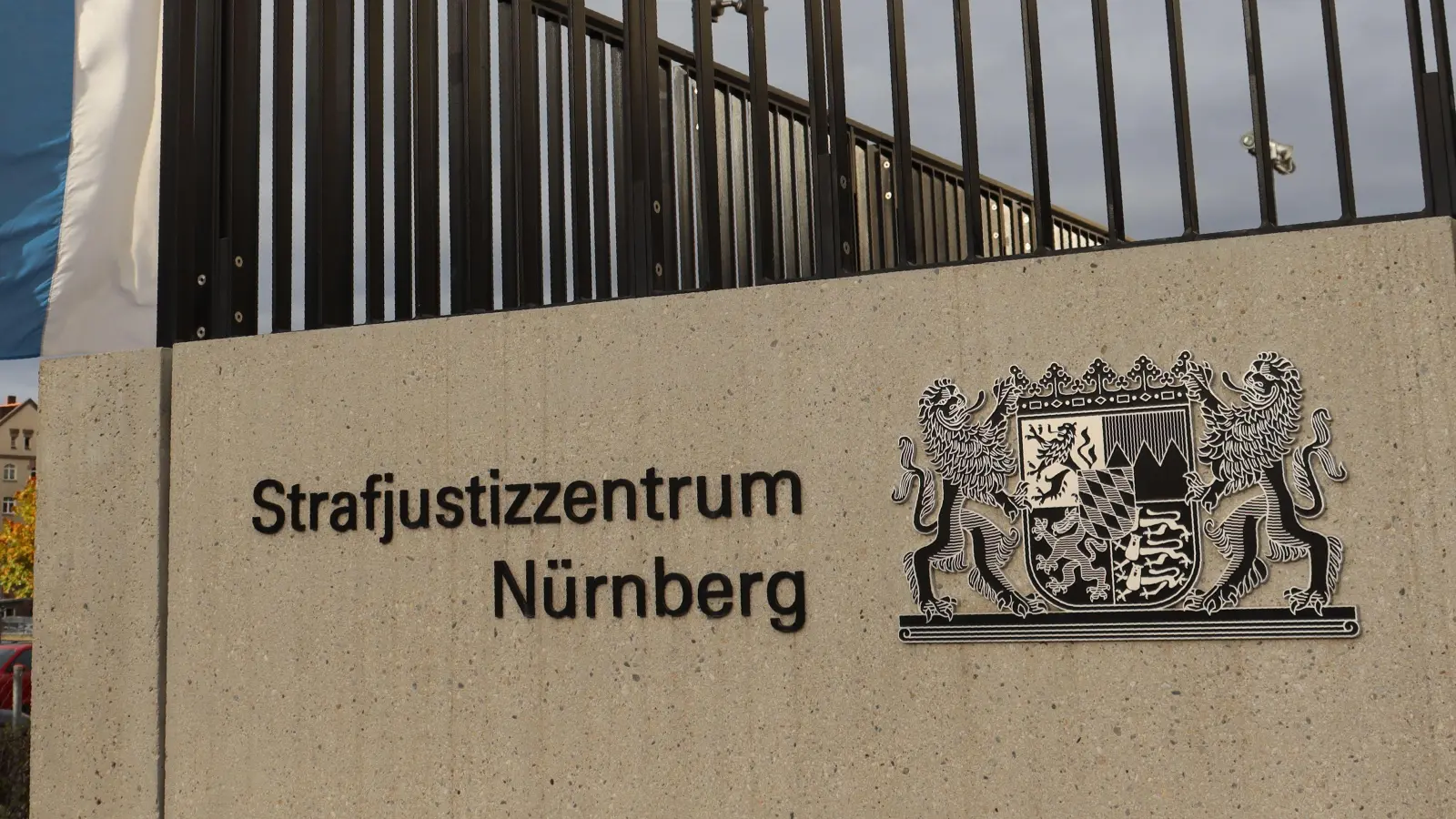 Vor dem Landgericht Nürnberg-Fürth stand ein 55-Jähriger, dem vorgeworfen wurde, an zwei Raubüberfällen beteiligt gewesen zu sein. Der Prozess endete mit einem Freispruch. (Foto: Antonia Müller)