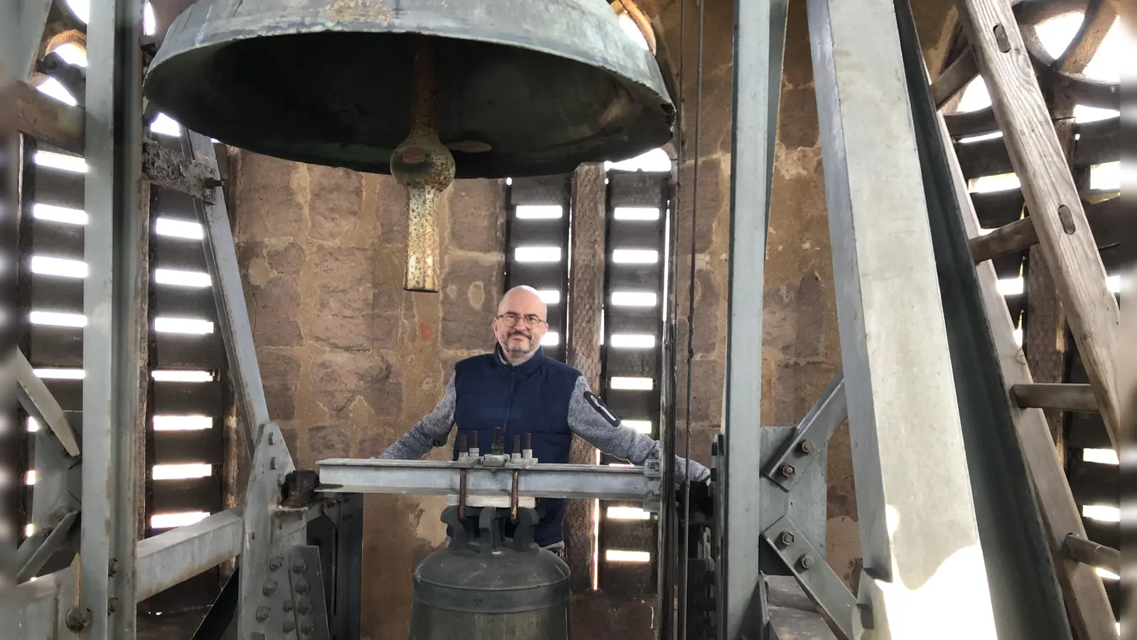 Pfarrer Michael Weber im zu sanierenden Glockenstuhl des Marienmünsters. (Foto: Johannes Flierl)