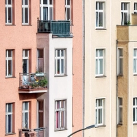 Leben in den eigenen vier Wänden: Ein Einfamilienhaus braucht es dazu nicht zwingend. Auch eine Eigentumswohnung kann diesen Wunsch erfüllen. (Foto: Zacharie Scheurer/dpa-tmn)