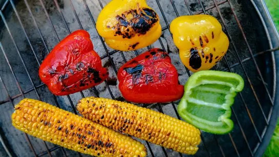 Nicht jedes Gemüse sollte gleichlang auf dem Rost brutzeln: Bei Paprika reichen beispielsweise fünf Minuten. Vorgegarter Mais kann auch mal zehn Minuten lang rösten. (Foto: Markus Scholz/dpa-tmn)