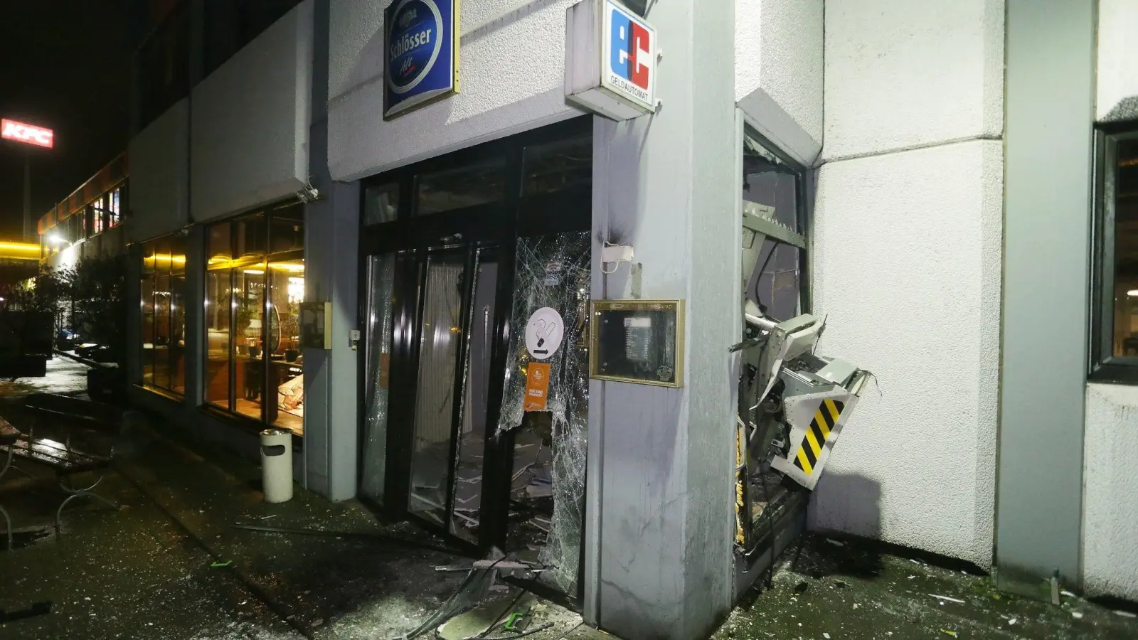Nach einer Sprengung ist ein Geldautomat Schwer beschädigt. (Foto: David Young/dpa)