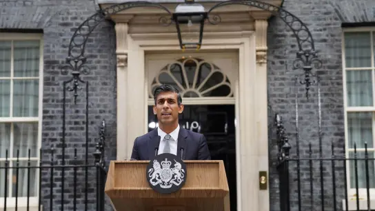Großbritanniens neuer Premierminister Rishi Sunak bei seiner Ansprache vor der 10 Downing Street. (Foto: Stefan Rousseau/PA Wire/dpa)
