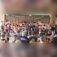 Der Erwachsenenchor von „Querbeet” sang unter Leitung von Larissa Grünbauer zusammen mit dem Kinder-Projektchor ein gemeinsames Stück. (Foto: Albert Schülein)