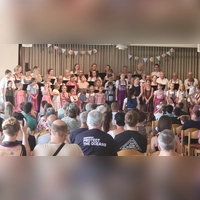 Der Erwachsenenchor von „Querbeet” sang unter Leitung von Larissa Grünbauer zusammen mit dem Kinder-Projektchor ein gemeinsames Stück. (Foto: Albert Schülein)