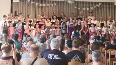 Der Erwachsenenchor von „Querbeet” sang unter Leitung von Larissa Grünbauer zusammen mit dem Kinder-Projektchor ein gemeinsames Stück. (Foto: Albert Schülein)