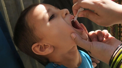 Ein Kind erhält eine Dosis Anti-Polio-Impfstoff: Polio ist eine ansteckende Infektionskrankheit, die vor allem bei Kleinkindern dauerhafte Lähmungen hervorrufen und zum Tod führen kann. (Foto: Saifurahman Safi/XinHua/dpa)