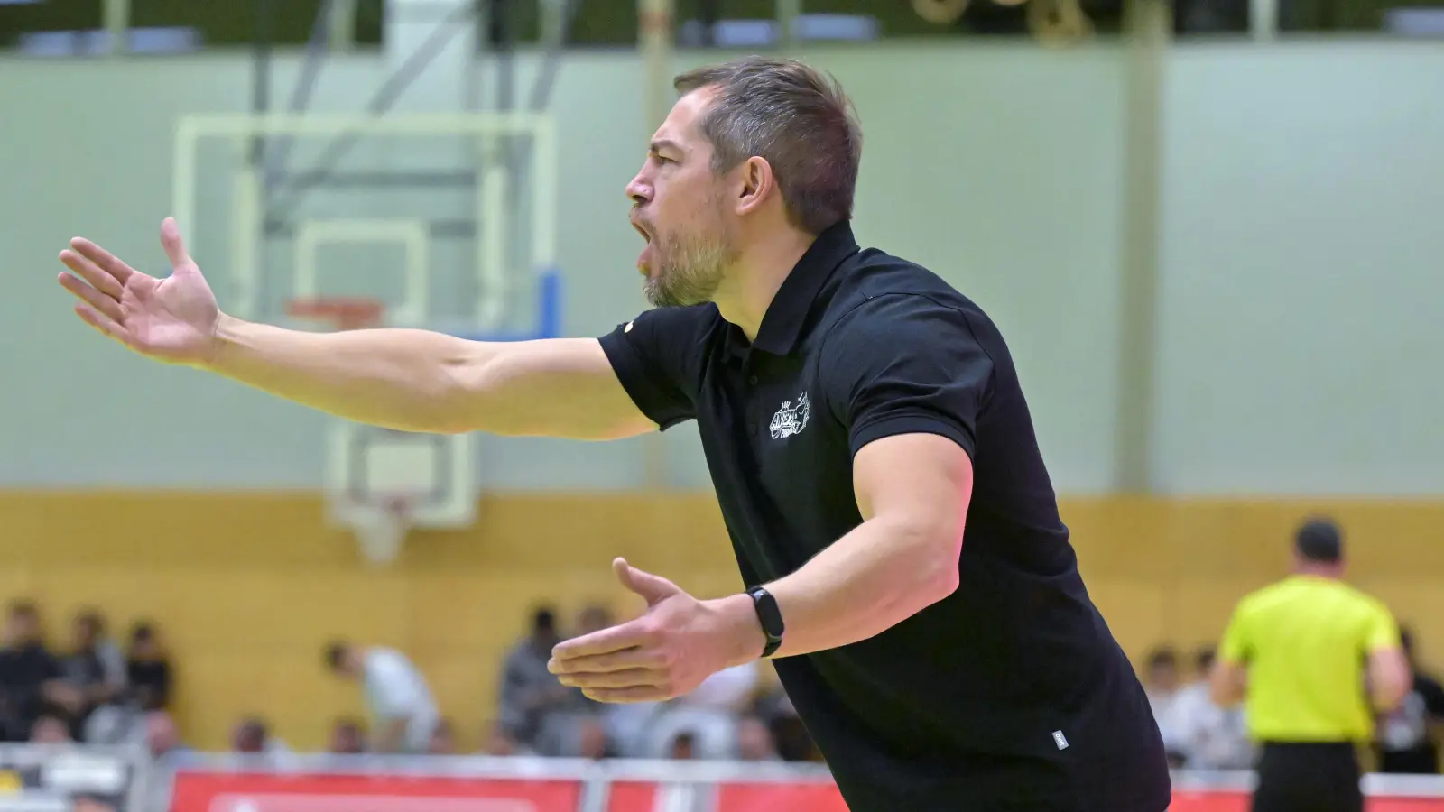 Fordert und fördert: Der Ansbacher Trainer Nico Probst ist wie hier im Heimspiel gegen Haching mit Feuereifer bei der Sache. (Foto: Martin Rügner)