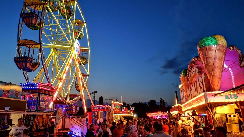 Der Vergnügungspark wird wieder mit Fahrgeschäften gut bestückt sein. Auch ein 60 Meter hohes Riesenrad ist in den Vergnügungspark eingebunden. Das im vergangenen Jahr entstandene Foto zeigt das damals aufgebaute deutlich kleinere Exemplar. (Foto: Jürgen Binder)