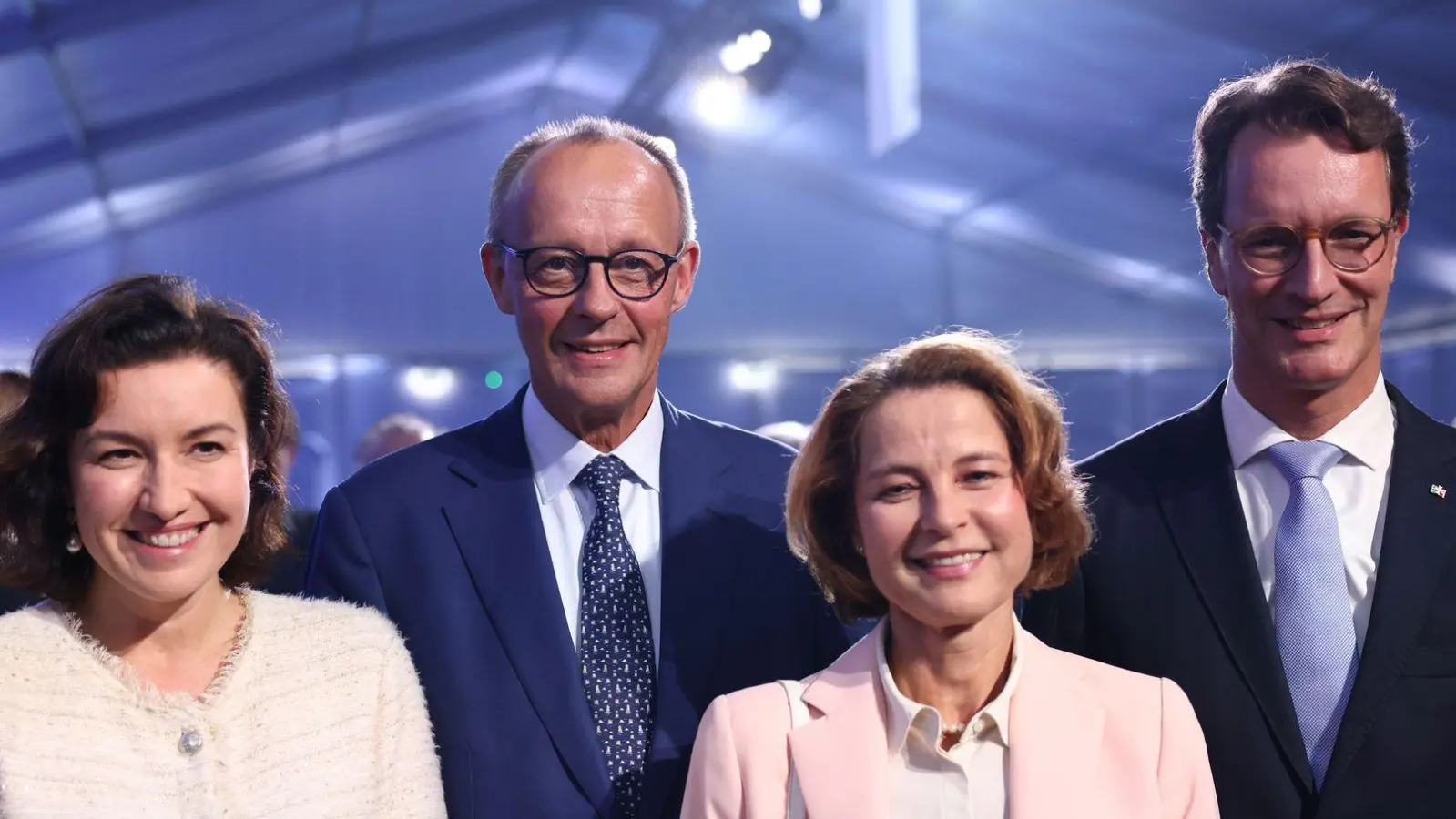 Bundeskanzler Friedrich Merz und NRW-Ministerpräsident Hendrik Wüst haben den Supercomputer „Jupiter“ in Jülich in Betrieb genommen.  (Foto: Rolf Vennenbernd/dpa)