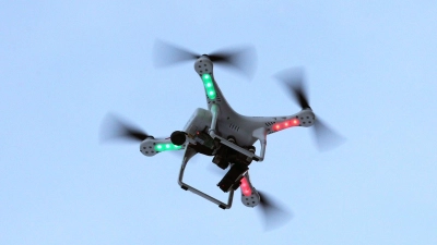 Eine Drohne über Archshofen verunsicherte Anwohner und gab der Polizei ein nun gelöstes Rätsel auf. (Symbolbild: Karl-Josef Hildenbrand/dpa)