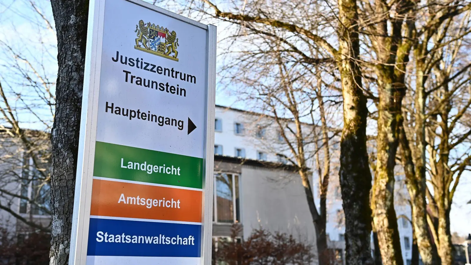 Ein Schild mit der Aufschrift „Justizzentrum Traunstein”. (Foto: Lennart Preiss/dpa)