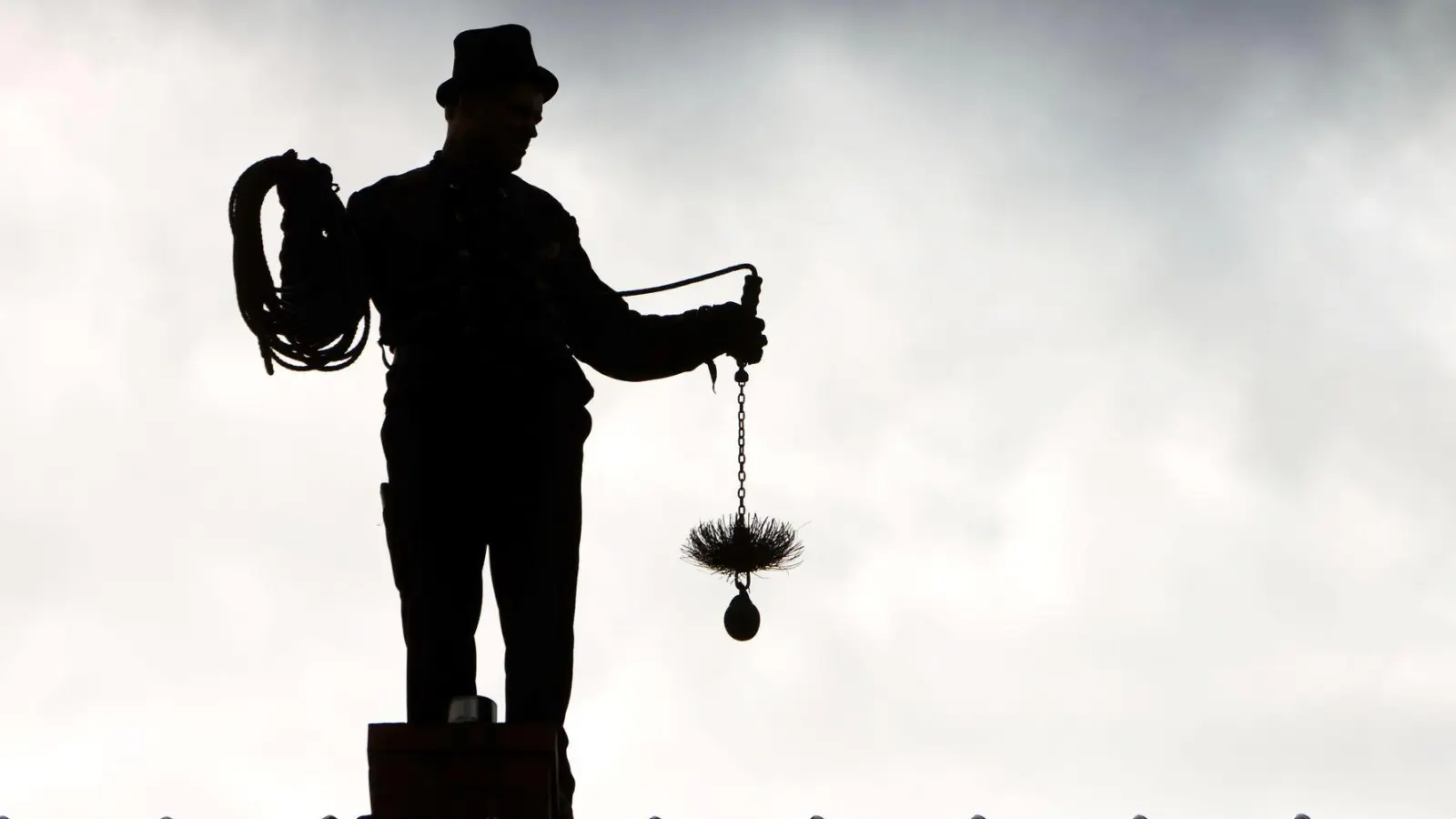 Insgesamt für sieben Berufe gibt es ab August neue Ausbildungsordnungen, unter anderem für Schornsteinfeger. (Foto: Patrick Pleul/dpa/dpa-tmn)