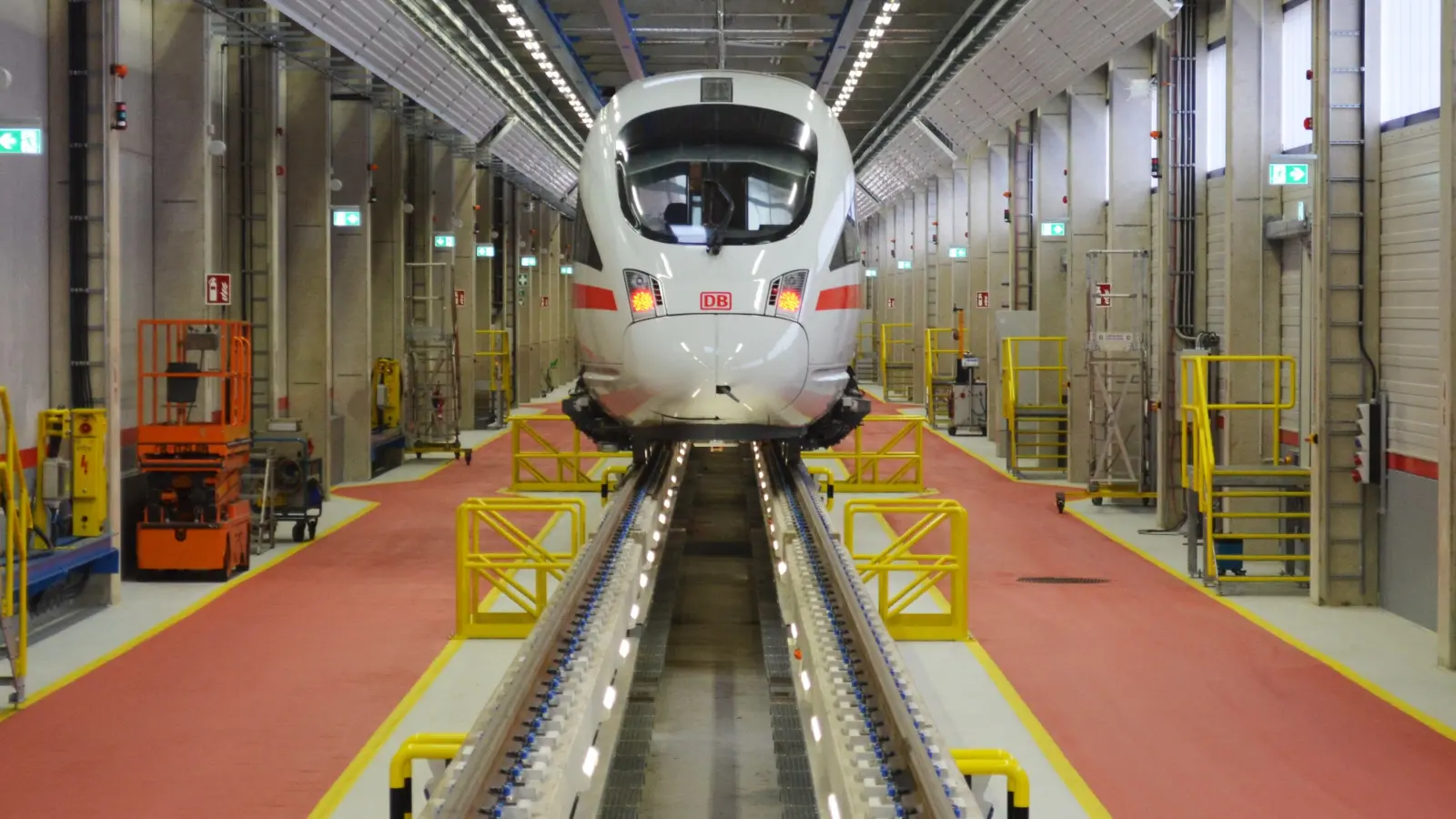Ein ICE im Werk Nürnberg: Die Deutsche Bahn hatte unter anderem um Heilsbronn nach einem Standort für die Instandhaltung der Schnellzüge gesucht. (Foto: Johannes Hirschlach)