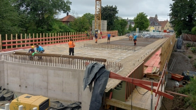 Auf dem Gerüst für den Überbau der neuen Stauferwallbrücke bereiten die Arbeiter derzeit alles vor, damit dieser Mitte September betoniert werden kann. (Foto: Stadt Dinkelsbühl/Martin Hemm)