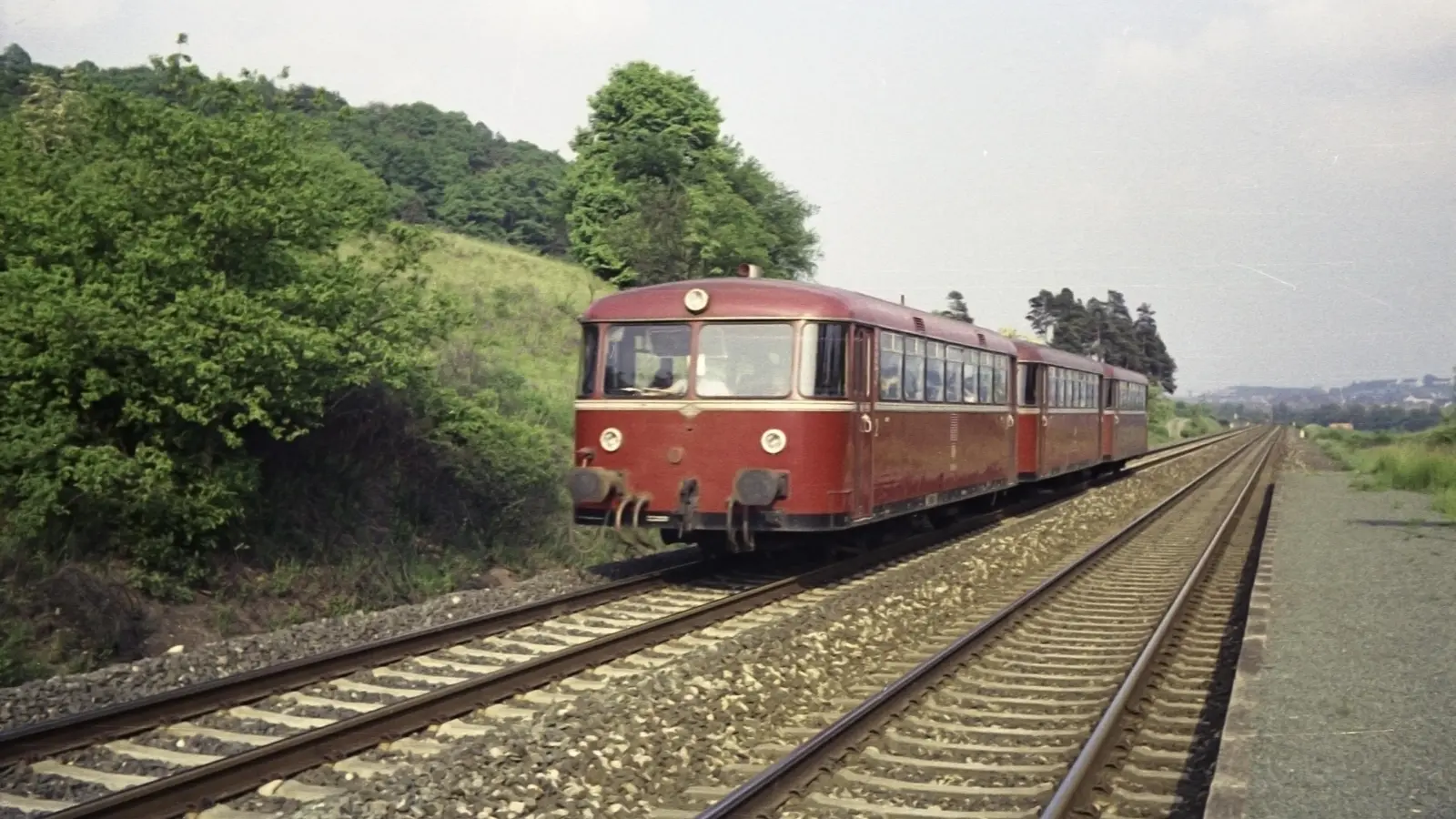 1975 entstand diese Aufnahme des Schienenbusses VT 798 am Haltepunkt Schalkhausen. Am 14. Juni sind heuer aus Anlass des Bahnstrecken-Jubiläums Fahrten mit diesem historischen Zug zwischen Ansbach und Crailsheim möglich. (Foto: Wolfgang Frank)