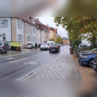 Im Abschnitt der Welserstraße, der von der Triesdorfer Straße und der Dürrnerstraße begrenzt wird, ist das Parken nach dem Umbau verboten. Das ist offensichtlich noch nicht jeder Verkehrsteilnehmerin und jedem Verkehrsteilnehmer klar. (Foto: Florian Schwab)