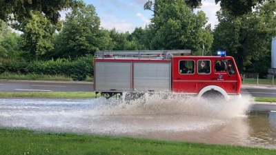 Der Tanker – hier beim Hochwassereinsatz in Ansbach im Juli 2021 – hat bald ausgedient. Deshalb braucht die Bruckberger Feuerwehr dringend Ersatz. (Foto: Tina Schöppl)