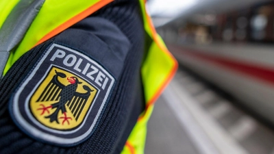 Der Verdächtige soll versucht haben, die Beamten in dem Zug zu beißen. (Symbolbild) (Foto: Patrick Seeger/dpa)