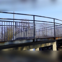 Diese alte Brücke wird abgerissen. Aus Sicherheitsgründen ist daher die Straße am Freibad für zwei Wochen voll gesperrt. (Foto: Simone Hedler)