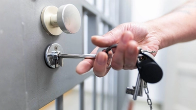 Der Suizid eines Jugendlichen in der JVA Ottweiler beschäftigt Justiz und Politik. (Symbolbild) (Foto: Michael Matthey/dpa)