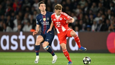 Teilnehmer eines verrückten Spiels: Joshua Kimmich (r). (Foto: Federico Gambarini/dpa)