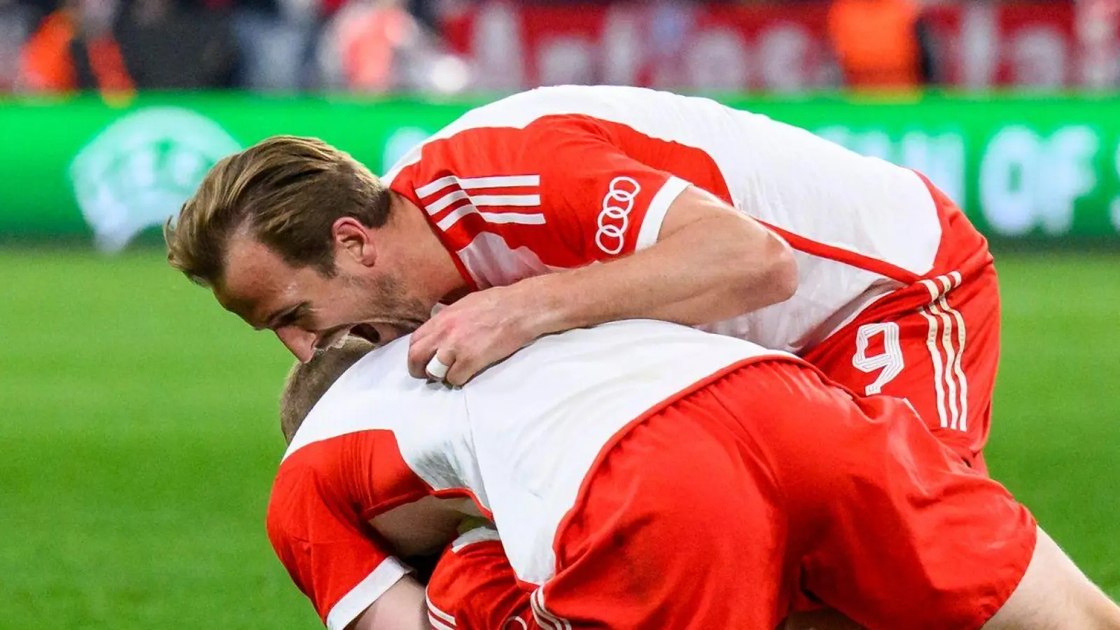 Münchens Harry Kane jubelt nach dem Spiel mit Münchens Eric Dier und Münchens Leon Goretzka. (Foto: Tom Weller/dpa)