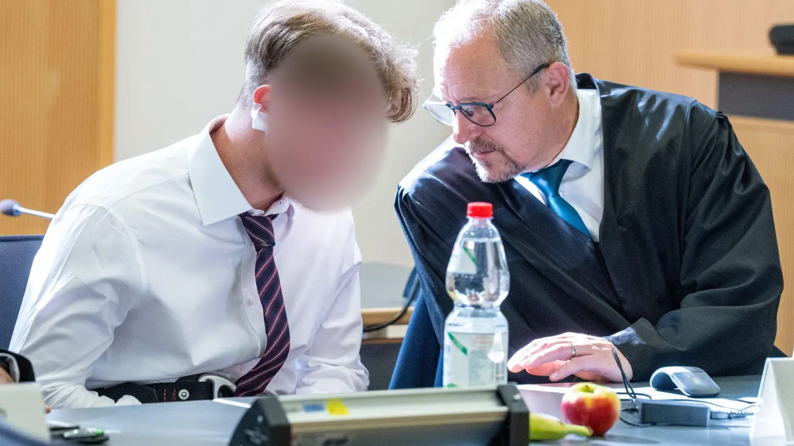 Knapp ein Jahr nach einem Axtangriff in einem ICE in Niederbayern hat der Prozess gegen den beschuldigten 21-jährigen Syrer begonnen. (Foto: Armin Weigel/dpa)