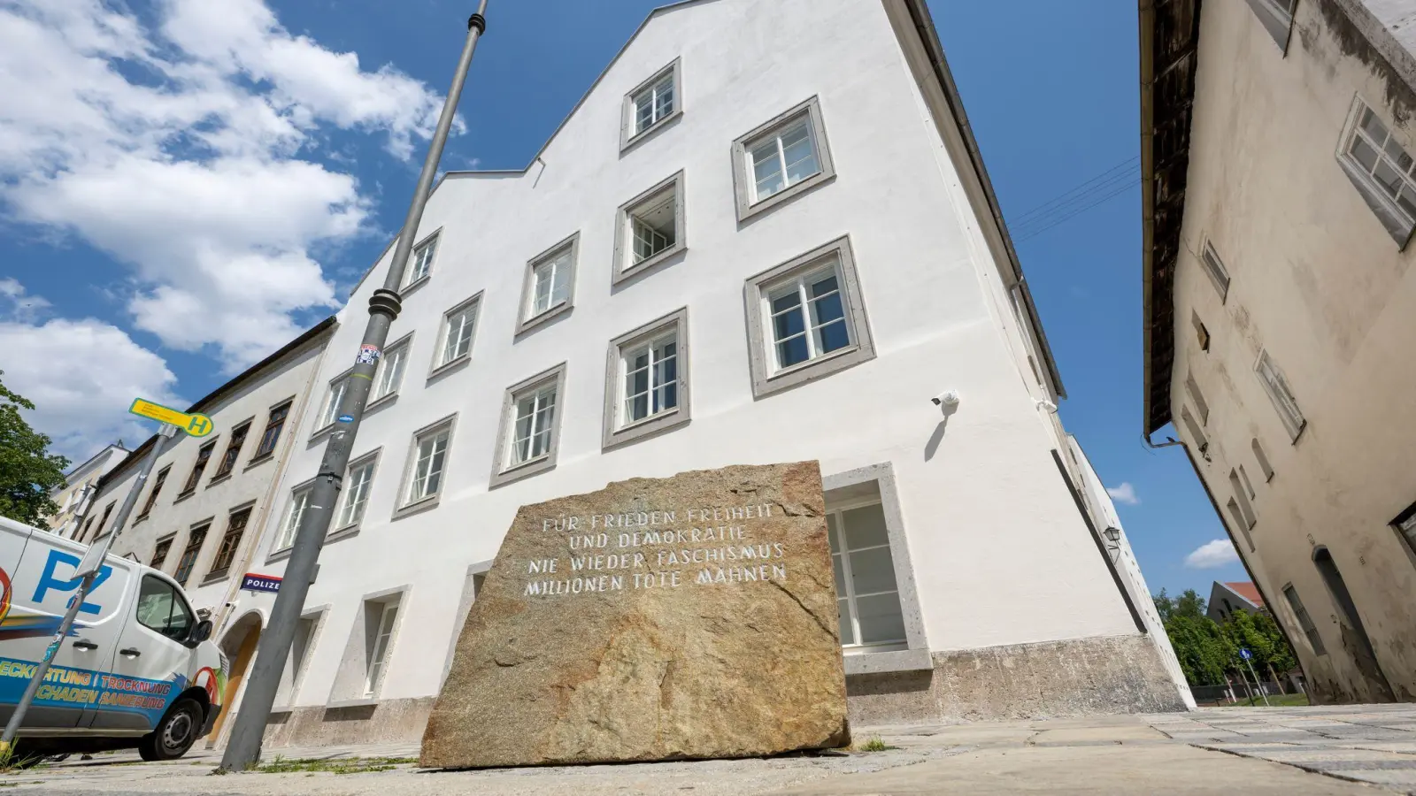 Der Umbau zur Polizeistation soll Hitlers Geburtshaus in Österreich für Neonazis unattraktiv machen. (Foto: Peter Kneffel/dpa)