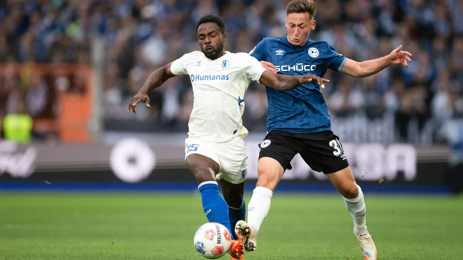Lieferten sich eine umkämpfte Partie: Arminia Bielefeld und der 1. FC Magdeburg. (Foto: Marius Becker/dpa)