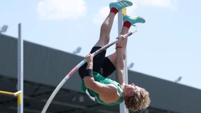 Matias Neutzler (TSV Ansbach) springt mit 4,92 m U20-Bezirksrekord und wird in Wattenscheid Vierter. (Foto: Theo Kiefner)