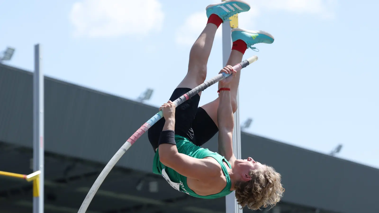 Matias Neutzler (TSV Ansbach) springt mit 4,92 m U20-Bezirksrekord und wird in Wattenscheid Vierter. (Foto: Theo Kiefner)