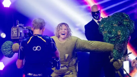Moderatorin Katja Burkard steht als Brokkoli verkleidet auf der Bühne. (Foto: Rolf Vennenbernd/dpa)