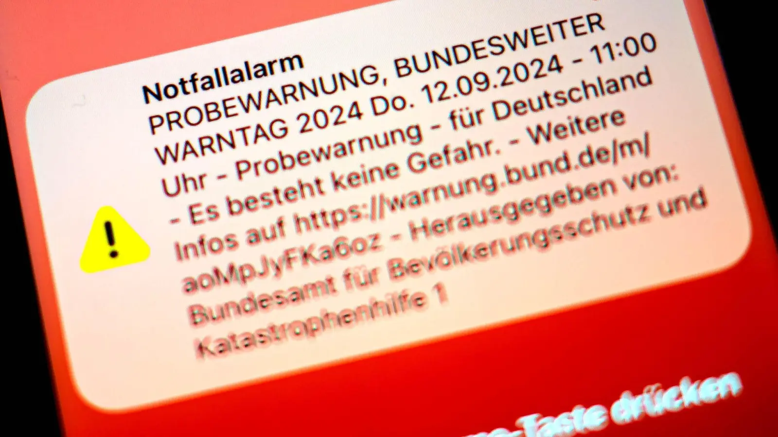 Keine App nötig: Den Empfang von Cell-Broadcast-Nachrichten beherrschen viele neuere Smartphones ab Werk. Hier ein Bild vom Warntag 2024. (Foto: Sina Schuldt/dpa)