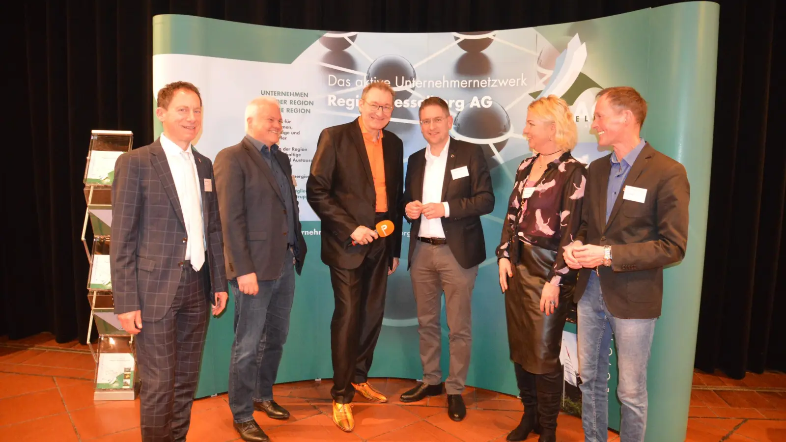 Offen diskutierten (von links) Wassertrüdingens Bürgermeister Stefan Ultsch, Matthias Bäuerle vom Unternehmernetzwerk Region Hesselberg mit Moderator Mathias Neigenfind, Landrat Dr. Jürgen Ludwig, Tanja Wüstenhagen von der IHK Dinkelsbühl und Dinkelsbühls OB Dr. Christoph Hammer beim Wirtschaftsempfang in der Dinkelsbühler Schranne. (Foto: Peter Tippl)