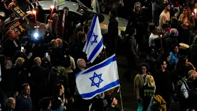 Angehörige der israelischen Geiseln, die im Gazastreifen von der Hamas festgehalten werden, protestieren in Tel Aviv für deren Freilassung. (Foto: Ariel Schalit/AP/dpa)
