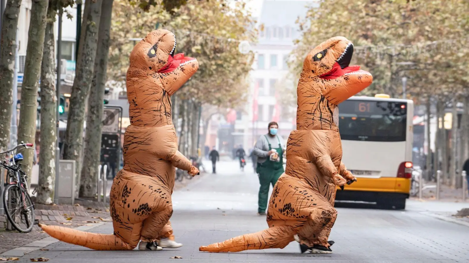 Dino-Duo extrem: Doch auch mit nicht ganz so opulenten Karnevalskostümen sollte man besser nicht ans Autosteuer. (Foto: Frank Rumpenhorst/dpa)