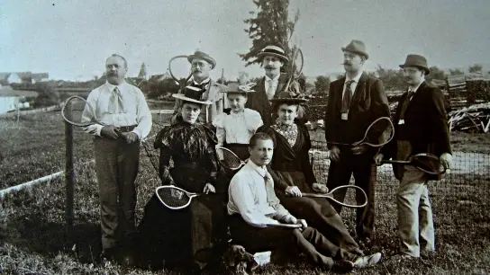Gruppenbild vom ersten Tennisclub Feuchtwangen aus dem Jahr 1898 in damals üblicher Spielkleidung und mit üblicher Ausrüstung. (Foto: privat)