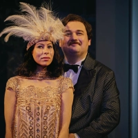 Wieder nah bei Daisy. Gatsby strahlt – eine Szene mit Meike Pintaske und Lennart Matthiesen. (Foto: Nicole Brühl)