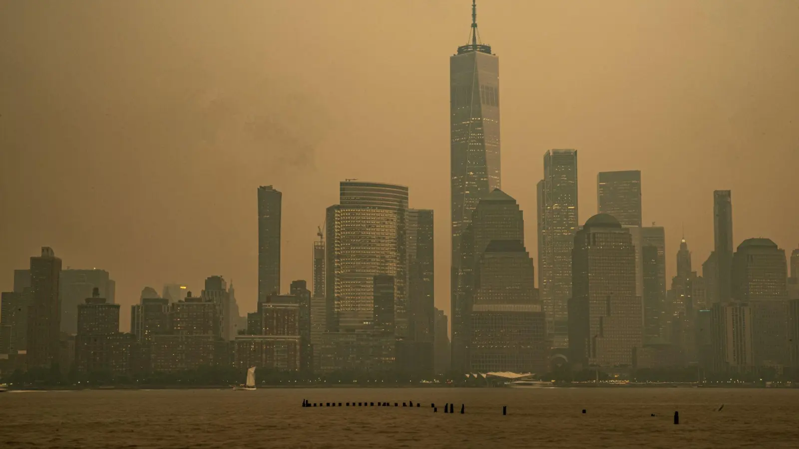Die Skyline von Manhattan ist teilweise vom Rauch der kanadischen Waldbrände verdeckt. (Foto: Matt Davies/PX Imagens via ZUMA Press Wire/dpa)