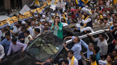 Mit einem Zug von Anhängern fährt Sunita Kejriwal während der laufenden Nationalwahlen in Indien durch die Straßen Neu Delhis. Ihr Ehemann Arvind Kejriwal, ehemaliger Regierungschef und prominenter Oppositionsführer, wurde im März verhaftet. (Foto: Altaf Qadri/AP/dpa)