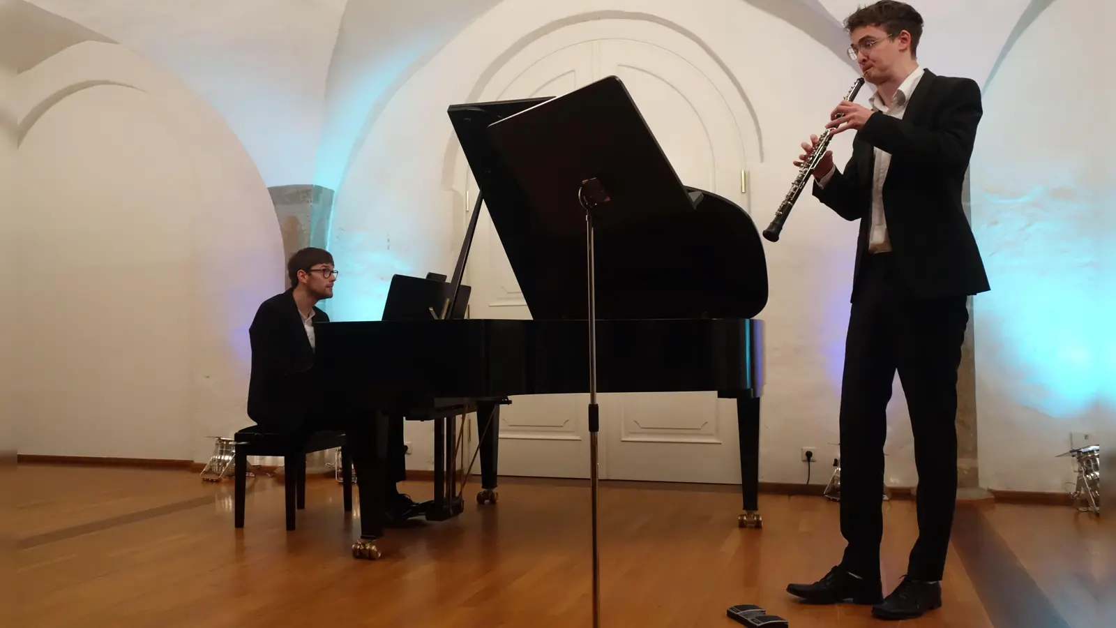 Mit Klangsinn und Verve auf Frankreich-Reise: das Duo Monasterium, der Pianist Viktor Soos und der Oboist Max Vogler im Konzertsaal des Dinkelsbühler Spitalhofs. (Foto: Marion Etienne)